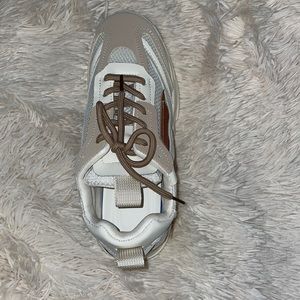 womens athletic shoes/sneakers